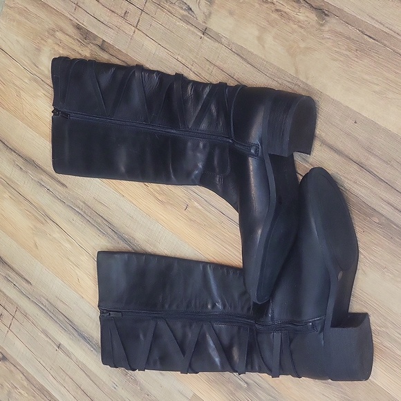 BCBGENERATION Black JL-JANISS Leather Criss-cross Zip Up Knee High Boot - Picture 9 of 16